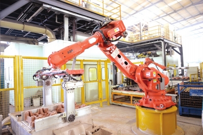 1624328819944383.jpg 壳型喷涂机器人工作中.jpg